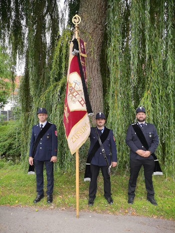Fahnenabordnung mit Trauerflor